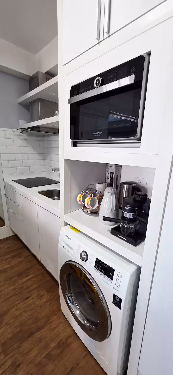 Cozinha compacta com eletrodomésticos